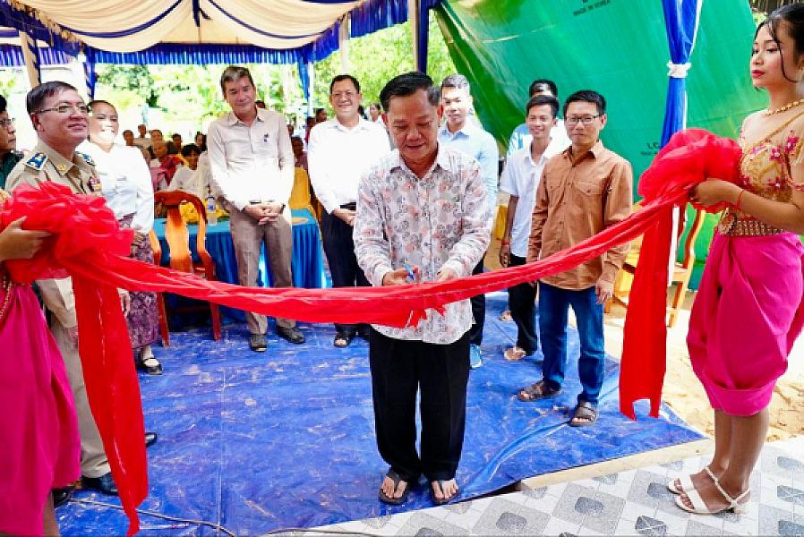 គ្រួសារវីរយុទ្ធជនពលីមួយគ្រួសារ នៅខេត្តសៀមរាប ទទួលបានអំណោយផ្ទះថ្មីពីសប្បុរសជនទូទាំងប្រទេស  - Image 3