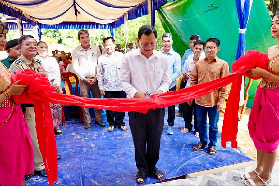 គ្រួសារវីរយុទ្ធជនពលីមួយគ្រួសារ នៅខេត្តសៀមរាប ទទួលបានអំណោយផ្ទះថ្មីពីសប្បុរសជនទូទាំងប្រទេស  - Image 4