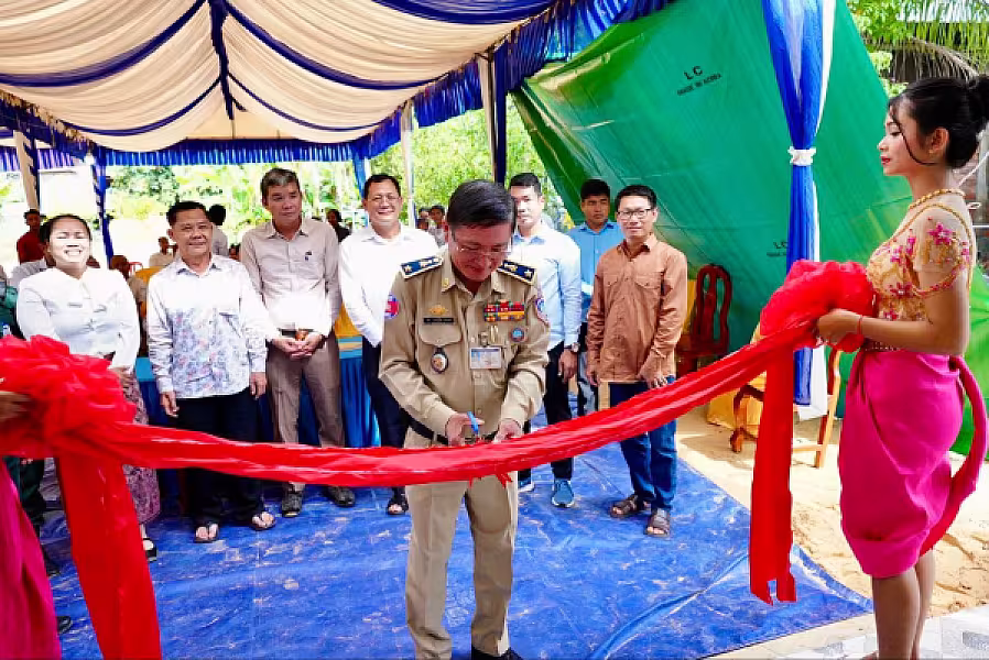 គ្រួសារវីរយុទ្ធជនពលីមួយគ្រួសារ នៅខេត្តសៀមរាប ទទួលបានអំណោយផ្ទះថ្មីពីសប្បុរសជនទូទាំងប្រទេស  - Image 5