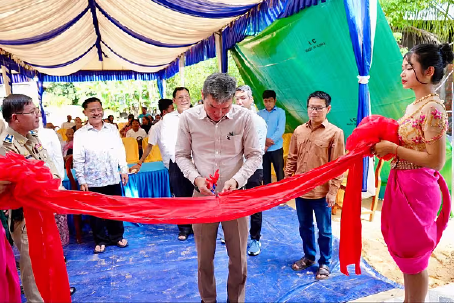 គ្រួសារវីរយុទ្ធជនពលីមួយគ្រួសារ នៅខេត្តសៀមរាប ទទួលបានអំណោយផ្ទះថ្មីពីសប្បុរសជនទូទាំងប្រទេស  - Image 6