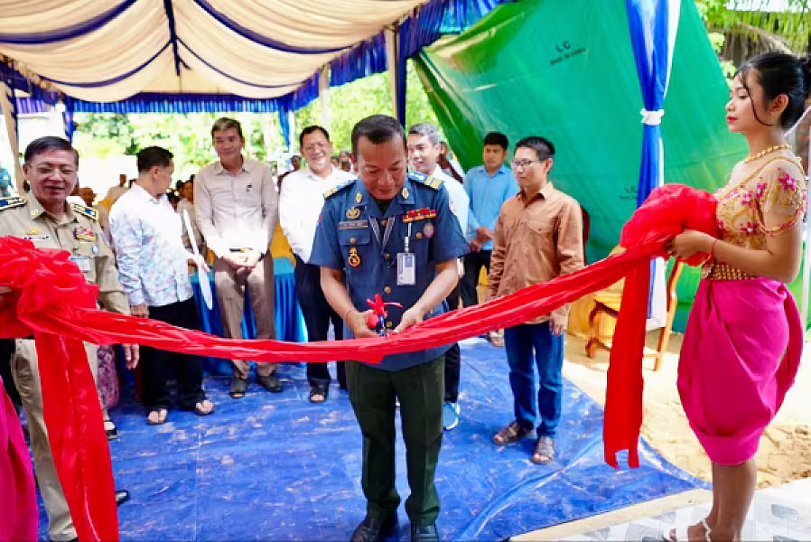 គ្រួសារវីរយុទ្ធជនពលីមួយគ្រួសារ នៅខេត្តសៀមរាប ទទួលបានអំណោយផ្ទះថ្មីពីសប្បុរសជនទូទាំងប្រទេស  - Image 7