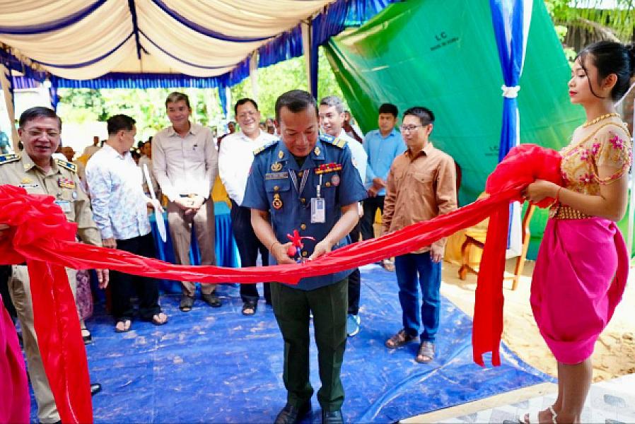 គ្រួសារវីរយុទ្ធជនពលីមួយគ្រួសារ នៅខេត្តសៀមរាប ទទួលបានអំណោយផ្ទះថ្មីពីសប្បុរសជនទូទាំងប្រទេស  - Image 9