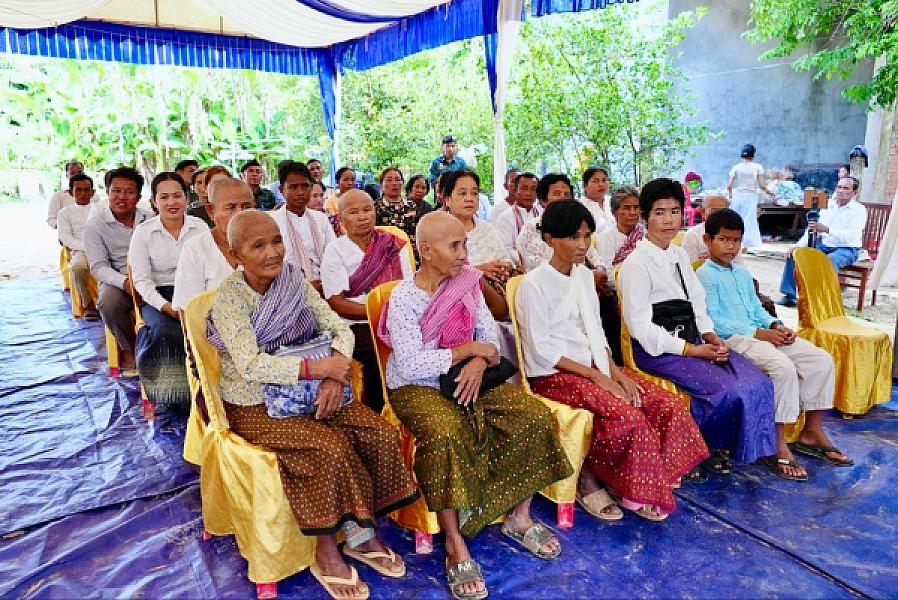 គ្រួសារវីរយុទ្ធជនពលីមួយគ្រួសារ នៅខេត្តសៀមរាប ទទួលបានអំណោយផ្ទះថ្មីពីសប្បុរសជនទូទាំងប្រទេស  - Image 11