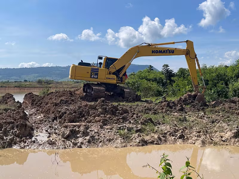 ក្រុមការងារ អ.ន.ក ចុះពិនិត្យការជីកស្រះទឹក និងស្ថាបនាប្រឡាយទឹក ជូនអតីតយុទ្ធជន នៅភូមិព្រៃសិន  - Image 6