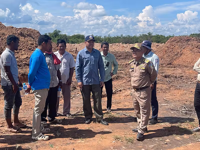 ក្រុមការងារ អ.ន.ក ចុះពិនិត្យការជីកស្រះទឹក និងស្ថាបនាប្រឡាយទឹក ជូនអតីតយុទ្ធជន នៅភូមិព្រៃសិន  - Image 11