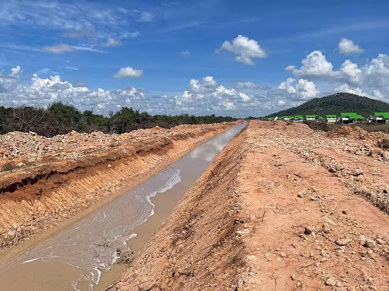 ក្រុមការងារ អ.ន.ក ចុះពិនិត្យការជីកស្រះទឹក និងស្ថាបនាប្រឡាយទឹក ជូនអតីតយុទ្ធជន នៅភូមិព្រៃសិន  - Image 13