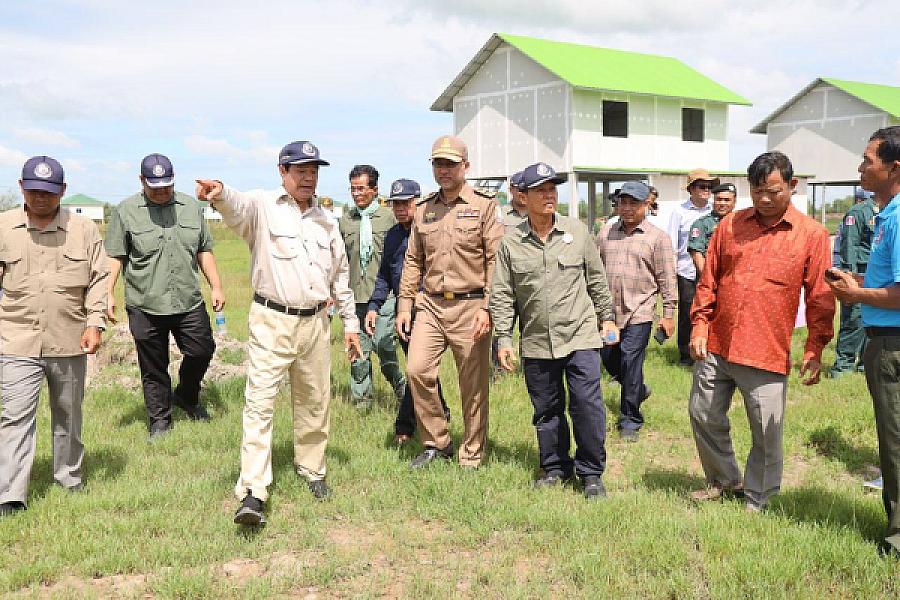 ឯកឧត្តមកិត្តិសង្គហបណ្ឌិត គន់ គីម ទេសរដ្ឋមន្ត្រី អគ្គលេខាធិការសមាគមអតីតយុទ្ធជនកម្ពុជា ចុះពិនិត្យកម្មវិធីផ្ទះសម្រាប់អតីតយុទ្ធជនឆ្នាំ១៩៨២ - Image 3