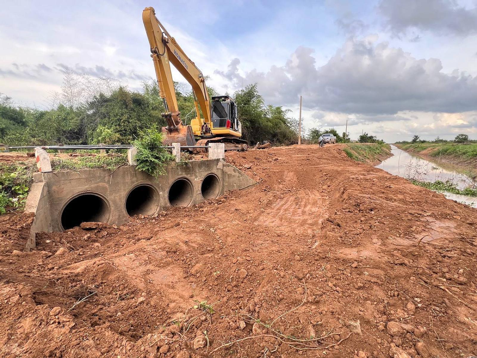 អ.ន.ក ខេត្តបាត់ដំបង ជីកកែសម្រួលប្រព័ន្ធលូបង្ហូរទឹកចូលស្រះជូនបងប្អូនអតីតយុទ្ធជនប្រើប្រាស់លើដីសម្បទានសង្គមកិច្ច