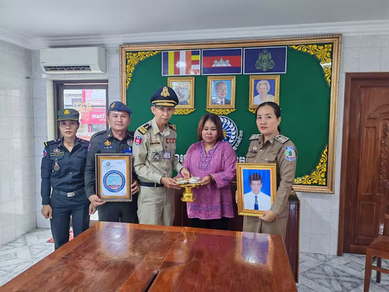 អ.ន.ក ក្រុងបាត់ដំបង នាំយកថវិកាបេឡាមរណសង្គ្រោះជូនគ្រួសារសពអតីតយុទ្ធជនមួុយគ្រួសារ