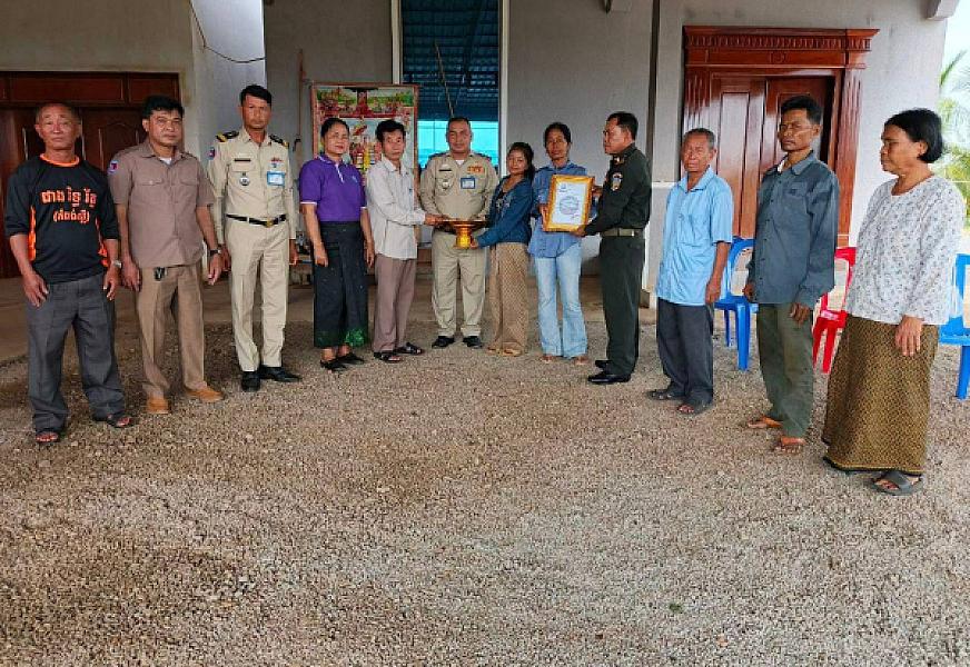 អ.ន.ក ខេត្តកំពង់ស្ពឺ នាំយកថវិកាបេឡាមរណសង្គ្រោះជូនគ្រួសារសពអតីតយុទ្ធជនចំនួន៥គ្រួសារ - Image 4