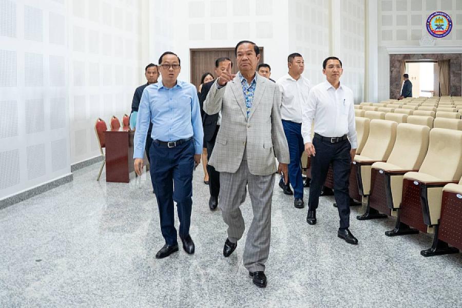 ឯកឧត្តមកិត្តិសង្គហបណ្ឌិត គន់ គីម ទេសរដ្ឋមន្រ្តី អនុប្រធាន និងជាអគ្គលេខាធិការសមាគមអតីតយុទ្ធជនកម្ពុជា បានអញ្ជើញចុះពិនិត្យទីតាំង ដើម្បីរៀបចំមហាសន្និបាតវិសាមញ្ញតំណាងសមាគមអតីតយុទ្ធជនកម្ពុជាទូទាំងប្រទេស - Image 2