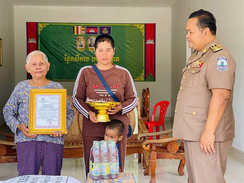 អ.ន.ក ស្រុកកោះអណ្តែត នាំយកថវិកាបេឡាមរណសង្គ្រោះជូនគ្រួសារសពអតីតយុទ្ធជនមួយគ្រួសារ - Image 2