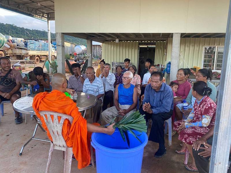 គ្រួសារអតីតយុទ្ធជន ២០គ្រួសារ នៅខេត្តព្រះសីហនុ ទទួលបានទេយ្យទានពីព្រះចៅអធិការវត្តពោធិមានជ័យ