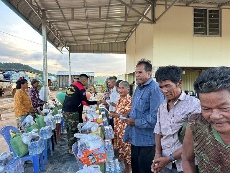 គ្រួសារអតីតយុទ្ធជន ២០គ្រួសារ នៅខេត្តព្រះសីហនុ ទទួលបានទេយ្យទានពីព្រះចៅអធិការវត្តពោធិមានជ័យ - Image 3