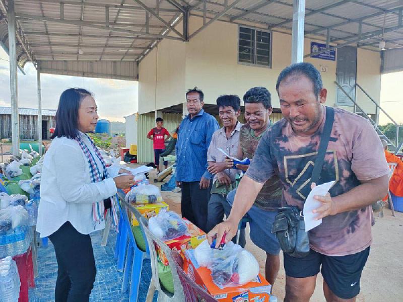 គ្រួសារអតីតយុទ្ធជន ២០គ្រួសារ នៅខេត្តព្រះសីហនុ ទទួលបានទេយ្យទានពីព្រះចៅអធិការវត្តពោធិមានជ័យ - Image 6