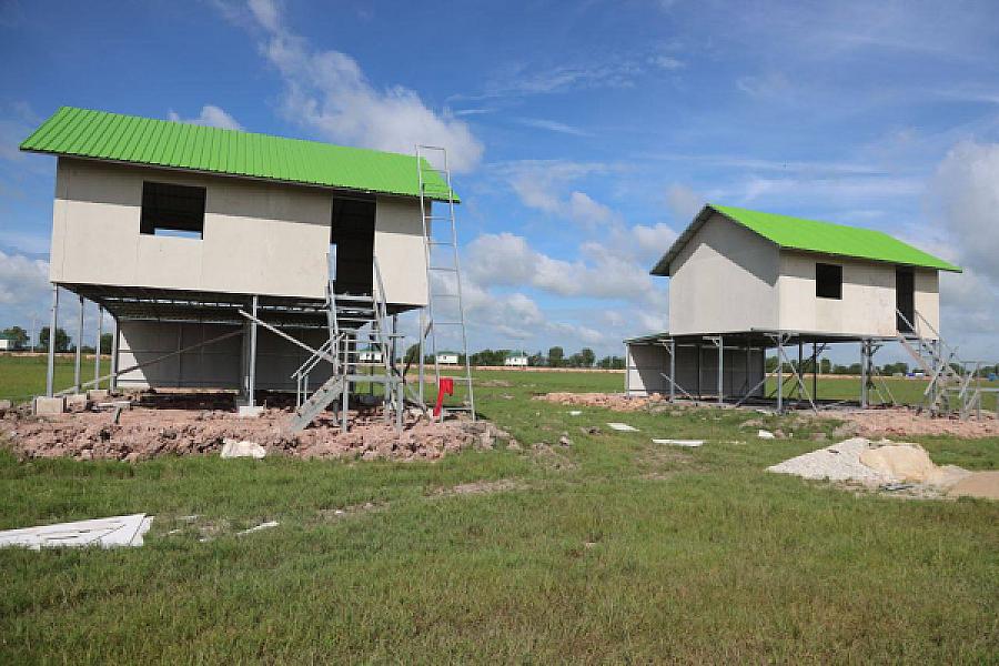 ឯកឧត្តមកិត្តិសង្គហបណ្ឌិត គន់ គីម ទេសរដ្ឋមន្ត្រី អគ្គលេខាធិការសមាគមអតីតយុទ្ធជនកម្ពុជា ចុះពិនិត្យកម្មវិធីផ្ទះសម្រាប់អតីតយុទ្ធជនឆ្នាំ១៩៨២ - Image 6