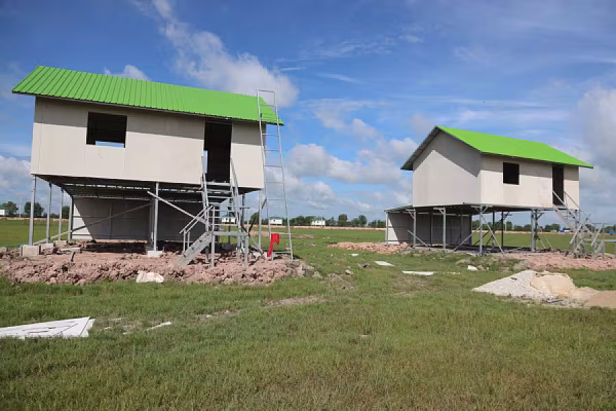 ឯកឧត្តមកិត្តិសង្គហបណ្ឌិត គន់ គីម ទេសរដ្ឋមន្ត្រី អគ្គលេខាធិការសមាគមអតីតយុទ្ធជនកម្ពុជា ចុះពិនិត្យកម្មវិធីផ្ទះសម្រាប់អតីតយុទ្ធជនឆ្នាំ១៩៨២ - Image 6