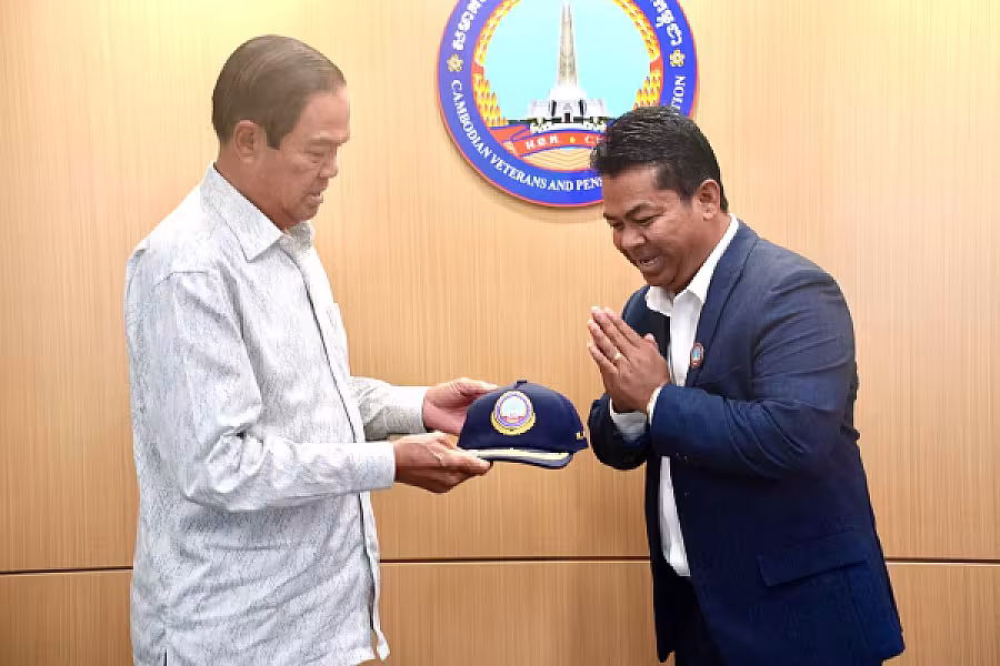 ឯកឧត្តមកិត្តិសង្គហបណ្ឌិត គន់ គីម អញ្ជើញទទួលថវិកាឧបត្ថម្ភសាងសង់ផ្ទះពី លោកឧកញ៉ា ស្រី ចាន់ថន  - Image 2