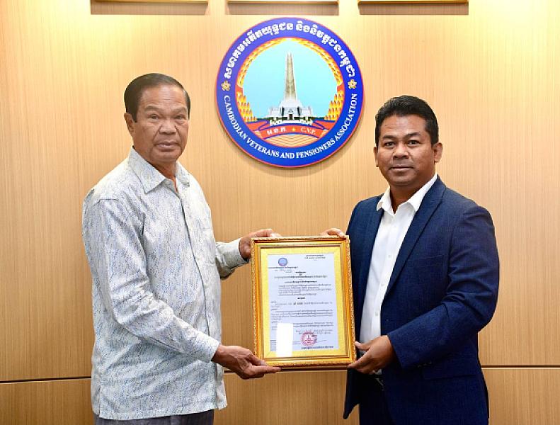 ឯកឧត្តមកិត្តិសង្គហបណ្ឌិត គន់ គីម អញ្ជើញទទួលថវិកាឧបត្ថម្ភសាងសង់ផ្ទះពី លោកឧកញ៉ា ស្រី ចាន់ថន  - Image 3