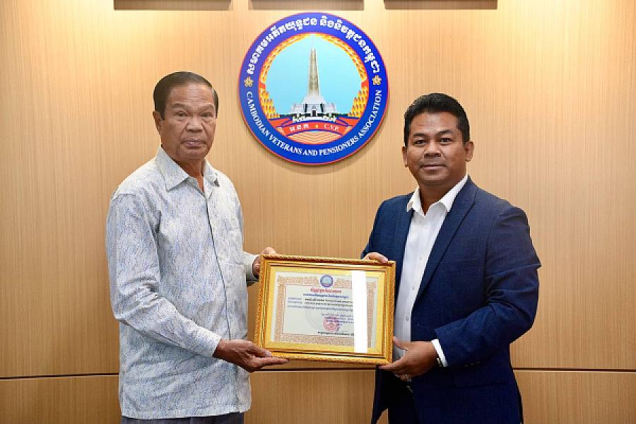 ឯកឧត្តមកិត្តិសង្គហបណ្ឌិត គន់ គីម អញ្ជើញទទួលថវិកាឧបត្ថម្ភសាងសង់ផ្ទះពី លោកឧកញ៉ា ស្រី ចាន់ថន  - Image 4