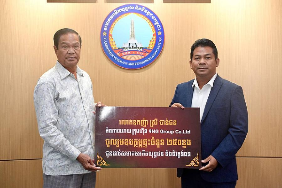 ឯកឧត្តមកិត្តិសង្គហបណ្ឌិត គន់ គីម អញ្ជើញទទួលថវិកាឧបត្ថម្ភសាងសង់ផ្ទះពី លោកឧកញ៉ា ស្រី ចាន់ថន  - Image 5