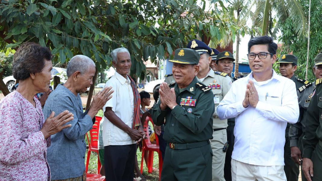 គ្រួសារអតីតយុទ្ធជនពលីនៅស្រុកសន្ទុកមួយគ្រួសារ ទទួលបានអំណោយផ្ទះថ្មីពីសម្ដេចតេជោ និងសម្ដេចកិតិ្តព្រឹទ្ធបណ្ឌិត