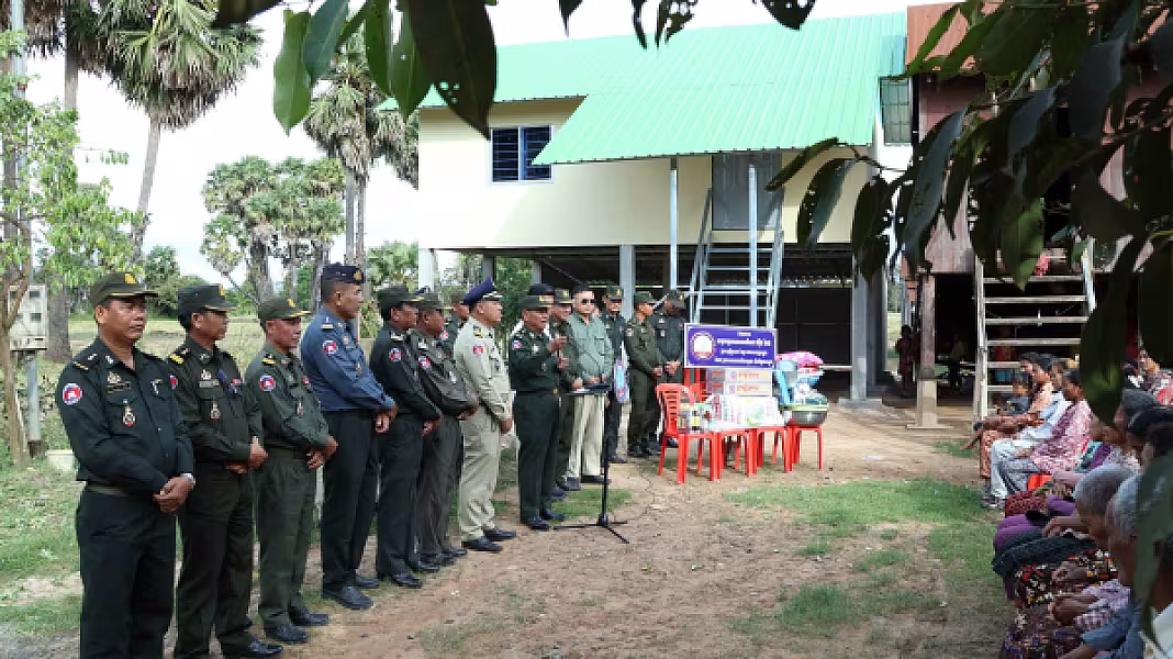 គ្រួសារអតីតយុទ្ធជនពលីនៅស្រុកសន្ទុកមួយគ្រួសារ ទទួលបានអំណោយផ្ទះថ្មីពីសម្ដេចតេជោ និងសម្ដេចកិតិ្តព្រឹទ្ធបណ្ឌិត - Image 4