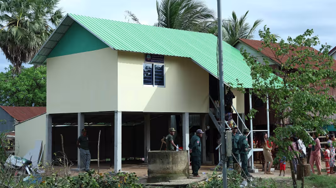 គ្រួសារអតីតយុទ្ធជនពលីនៅស្រុកសន្ទុកមួយគ្រួសារ ទទួលបានអំណោយផ្ទះថ្មីពីសម្ដេចតេជោ និងសម្ដេចកិតិ្តព្រឹទ្ធបណ្ឌិត - Image 5