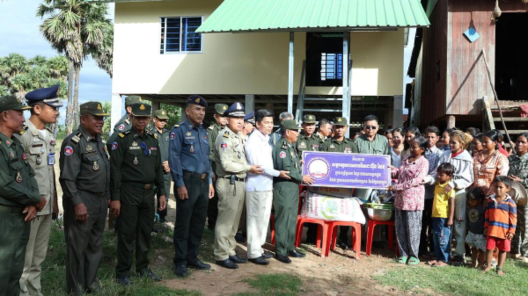 គ្រួសារអតីតយុទ្ធជនពលីនៅស្រុកសន្ទុកមួយគ្រួសារ ទទួលបានអំណោយផ្ទះថ្មីពីសម្ដេចតេជោ និងសម្ដេចកិតិ្តព្រឹទ្ធបណ្ឌិត - Image 6