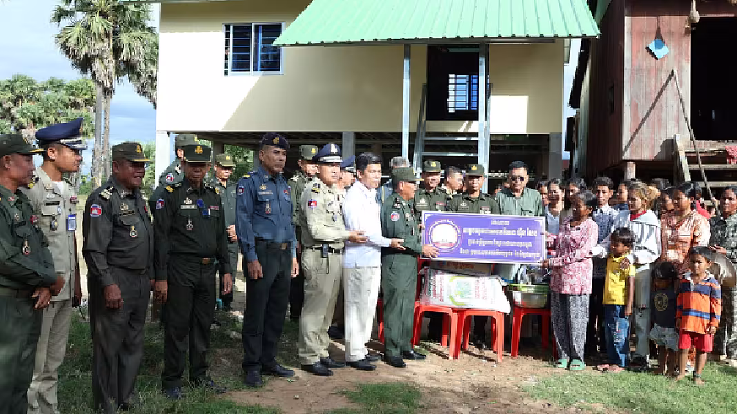 គ្រួសារអតីតយុទ្ធជនពលីនៅស្រុកសន្ទុកមួយគ្រួសារ ទទួលបានអំណោយផ្ទះថ្មីពីសម្ដេចតេជោ និងសម្ដេចកិតិ្តព្រឹទ្ធបណ្ឌិត - Image 6