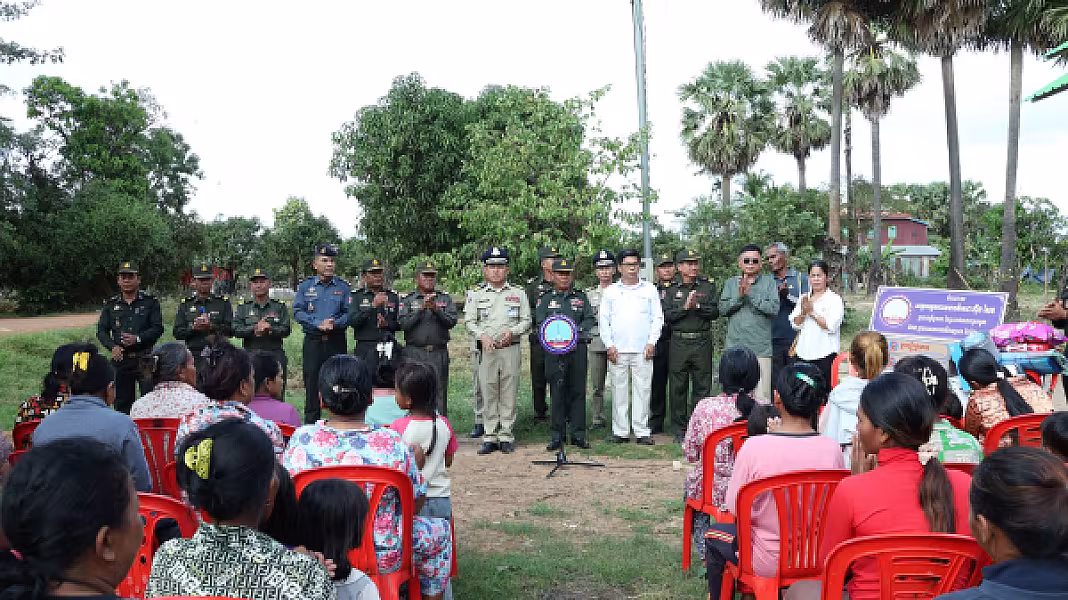 គ្រួសារអតីតយុទ្ធជនពលីនៅស្រុកសន្ទុកមួយគ្រួសារ ទទួលបានអំណោយផ្ទះថ្មីពីសម្ដេចតេជោ និងសម្ដេចកិតិ្តព្រឹទ្ធបណ្ឌិត - Image 7