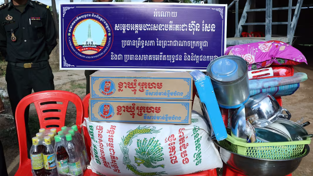 គ្រួសារអតីតយុទ្ធជនពលីនៅស្រុកសន្ទុកមួយគ្រួសារ ទទួលបានអំណោយផ្ទះថ្មីពីសម្ដេចតេជោ និងសម្ដេចកិតិ្តព្រឹទ្ធបណ្ឌិត - Image 8