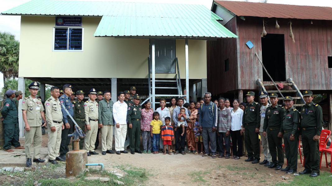 គ្រួសារអតីតយុទ្ធជនពលីនៅស្រុកសន្ទុកមួយគ្រួសារ ទទួលបានអំណោយផ្ទះថ្មីពីសម្ដេចតេជោ និងសម្ដេចកិតិ្តព្រឹទ្ធបណ្ឌិត - Image 9