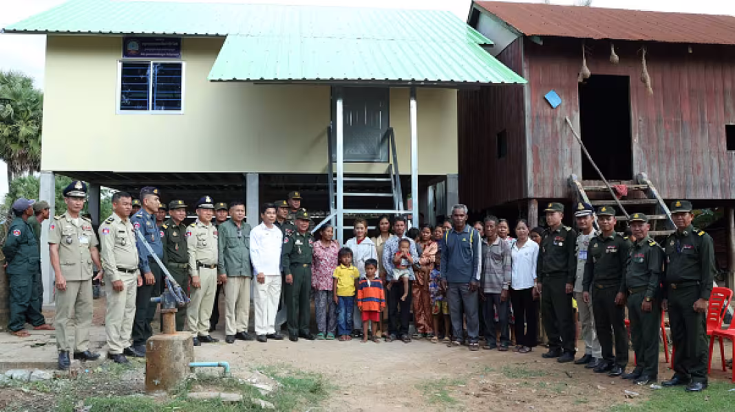 គ្រួសារអតីតយុទ្ធជនពលីនៅស្រុកសន្ទុកមួយគ្រួសារ ទទួលបានអំណោយផ្ទះថ្មីពីសម្ដេចតេជោ និងសម្ដេចកិតិ្តព្រឹទ្ធបណ្ឌិត - Image 9