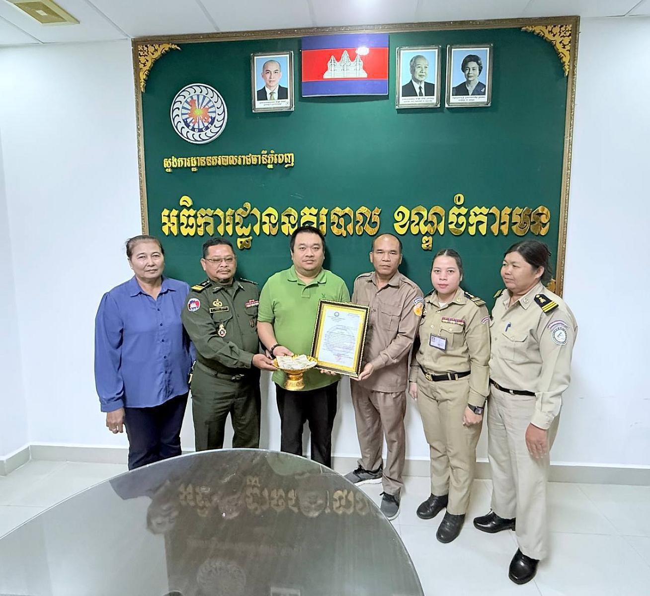 អ.ន.ក រាជធានីភ្នំពេញ នាំយកថវិកាបេឡាមរណសង្គ្រោះជូនគ្រួសារសពអតីតយុទ្ធជនចំនួន ៨គ្រួសារ