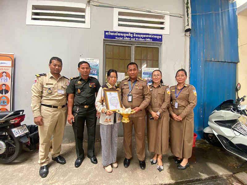 អ.ន.ក រាជធានីភ្នំពេញ នាំយកថវិកាបេឡាមរណសង្គ្រោះជូនគ្រួសារសពអតីតយុទ្ធជនចំនួន ៨គ្រួសារ - Image 5