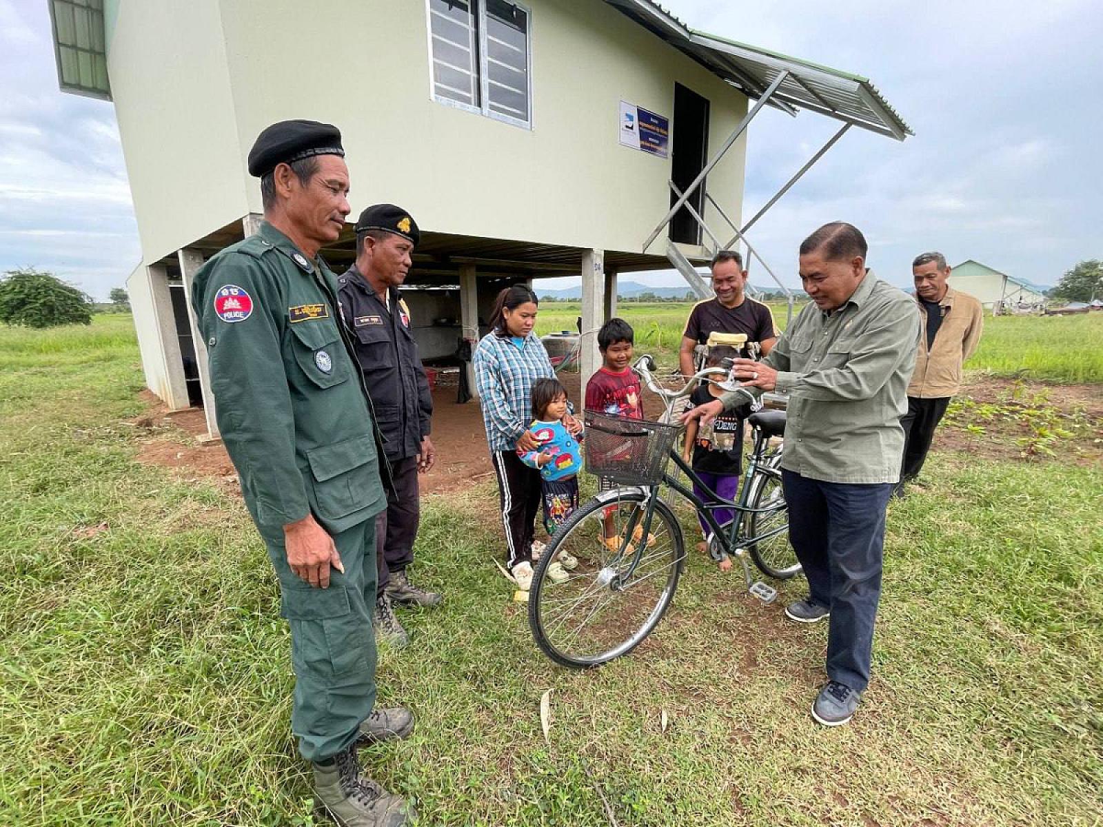 អតីតយុទ្ធជនមួយគ្រួសារ ទទួលបានអំណោយកង់១គ្រឿង និងឈើច្រត់១គូរ ពីប្រធានមន្ទីរអភិវឌ្ឈន៍ជនបទខេត្តបាត់ដំបង 