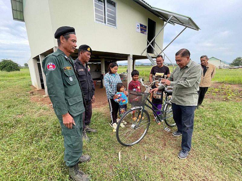 អតីតយុទ្ធជនមួយគ្រួសារ ទទួលបានអំណោយកង់១គ្រឿង និងឈើច្រត់១គូរ ពីប្រធានមន្ទីរអភិវឌ្ឈន៍ជនបទខេត្តបាត់ដំបង 