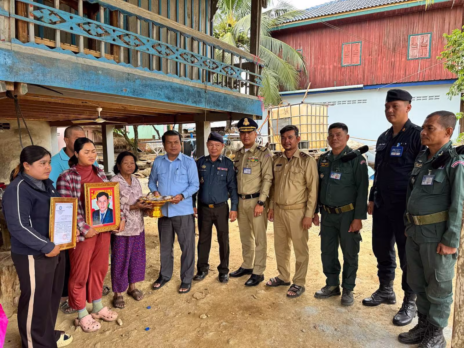 អ.ន.ក ស្រុកភ្នំព្រឹក នាំយកថវិកាបេឡាមរណសង្គ្រោះជូនគ្រួសារសពអតីតយុទ្ធជនមួយគ្រួសារ