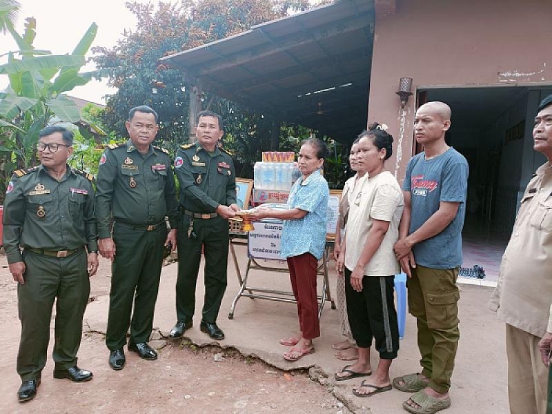 និវត្តជននៅខេត្តព្រះសីហនុមួយគ្រួសារ ទទួលបានអំណោយមនុស្សធម៌ពីសម្តេចធិបតី