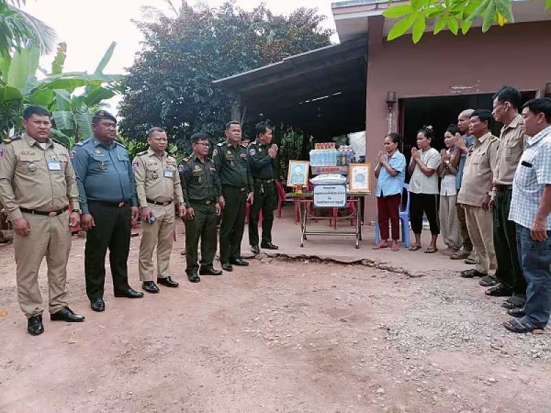 និវត្តជននៅខេត្តព្រះសីហនុមួយគ្រួសារ ទទួលបានអំណោយមនុស្សធម៌ពីសម្តេចធិបតី - Image 2