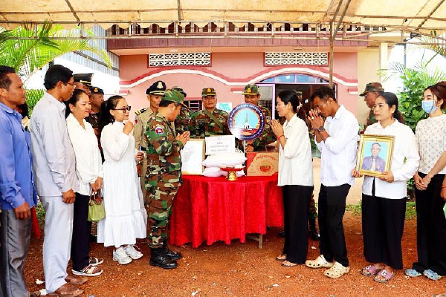 អ.ន.ក ខេត្តកោះកុង នាំយកថវិកាបេឡាមរណសង្គ្រោះជូនគ្រួសារសពអតីតយុទ្ធជនមួយគ្រួសារ