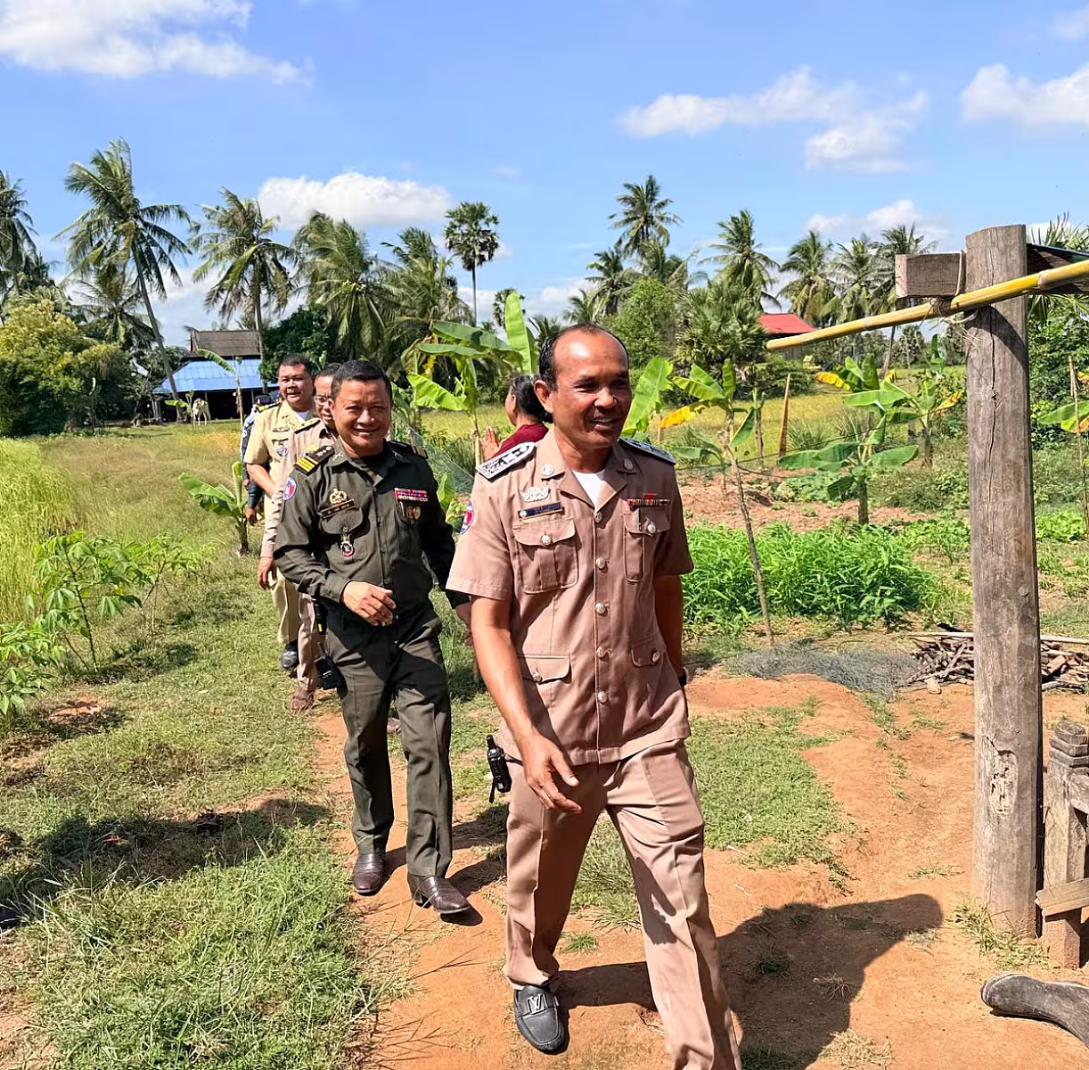 អតីតយុទ្ធជននៅស្រុកដងទង់មួយគ្រួសារទទួលបានភាពកក់ក្ដៅ និងរស់នៅយ៉ាងប្រសើរក្រោយទទួលបានផ្ទះស្នាក់នៅពីឯកឧត្តម សាយ សំអាល់