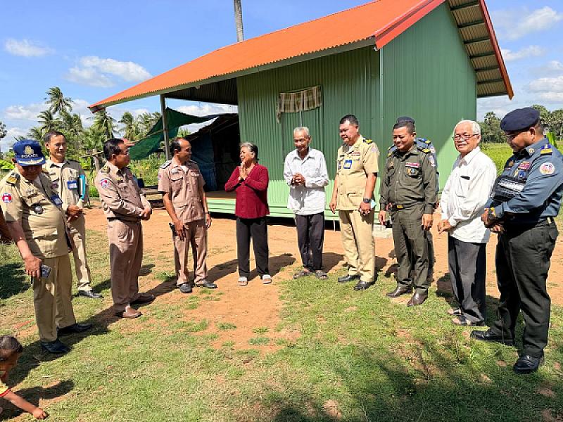 អតីតយុទ្ធជននៅស្រុកដងទង់មួយគ្រួសារទទួលបានភាពកក់ក្ដៅ និងរស់នៅយ៉ាងប្រសើរក្រោយទទួលបានផ្ទះស្នាក់នៅពីឯកឧត្តម សាយ សំអាល់ - Image 5