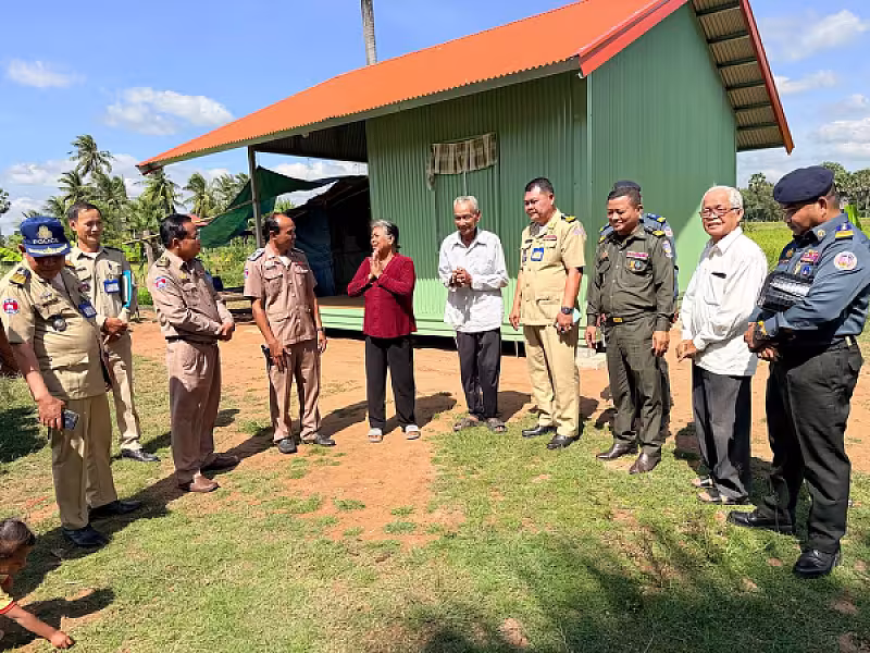 អតីតយុទ្ធជននៅស្រុកដងទង់មួយគ្រួសារទទួលបានភាពកក់ក្ដៅ និងរស់នៅយ៉ាងប្រសើរក្រោយទទួលបានផ្ទះស្នាក់នៅពីឯកឧត្តម សាយ សំអាល់ - Image 5