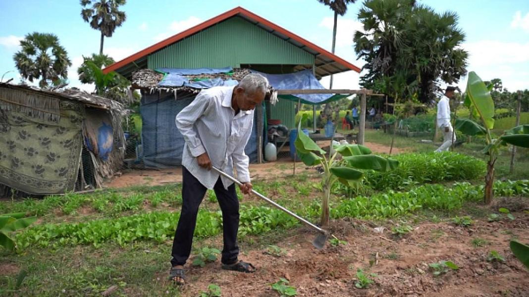 អតីតយុទ្ធជននៅស្រុកដងទង់មួយគ្រួសារទទួលបានភាពកក់ក្ដៅ និងរស់នៅយ៉ាងប្រសើរក្រោយទទួលបានផ្ទះស្នាក់នៅពីឯកឧត្តម សាយ សំអាល់ - Image 6