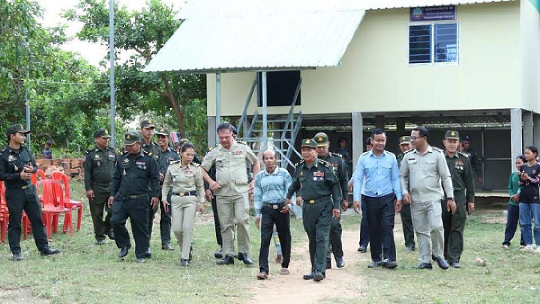 អតីតយុទ្ធជនពិការដោយសារសង្គ្រាមនៅខេត្តកំពង់ធំមួយគ្រួសារ ទទួលបានអំណោយផ្ទះថ្មីពីសម្ដេចតេជោ និងសម្ដេចកិតិ្តព្រឹទ្ធបណ្ឌិត