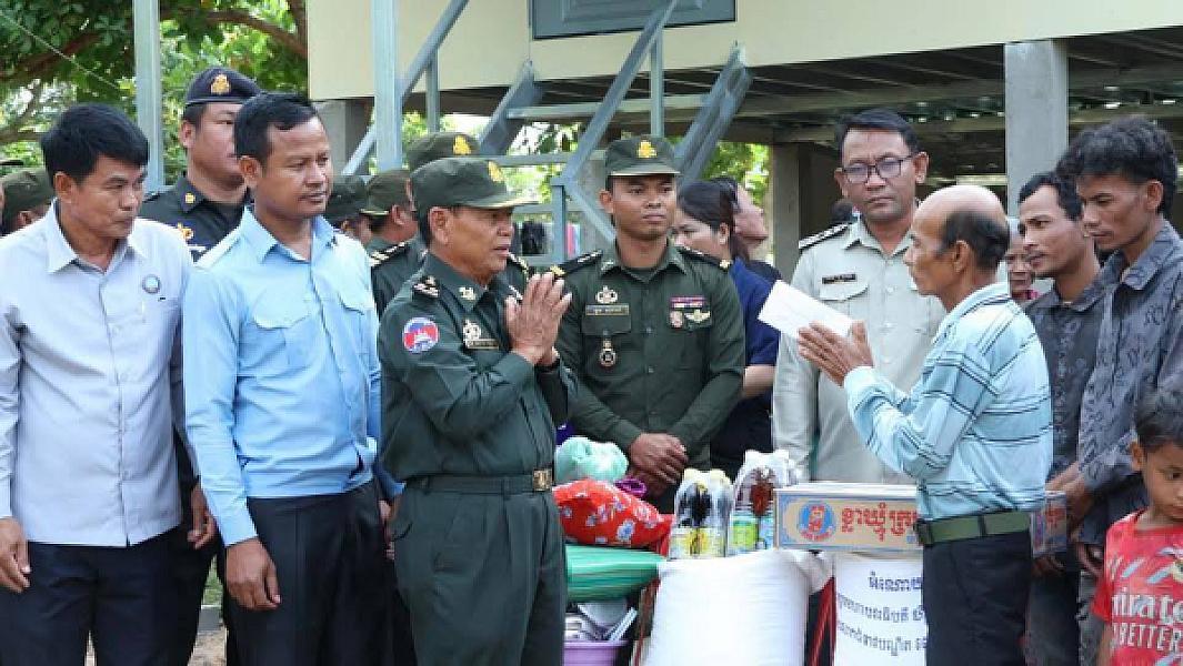 អតីតយុទ្ធជនពិការដោយសារសង្គ្រាមនៅខេត្តកំពង់ធំមួយគ្រួសារ ទទួលបានអំណោយផ្ទះថ្មីពីសម្ដេចតេជោ និងសម្ដេចកិតិ្តព្រឹទ្ធបណ្ឌិត - Image 2
