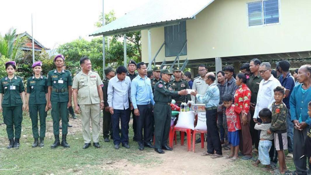 អតីតយុទ្ធជនពិការដោយសារសង្គ្រាមនៅខេត្តកំពង់ធំមួយគ្រួសារ ទទួលបានអំណោយផ្ទះថ្មីពីសម្ដេចតេជោ និងសម្ដេចកិតិ្តព្រឹទ្ធបណ្ឌិត - Image 4