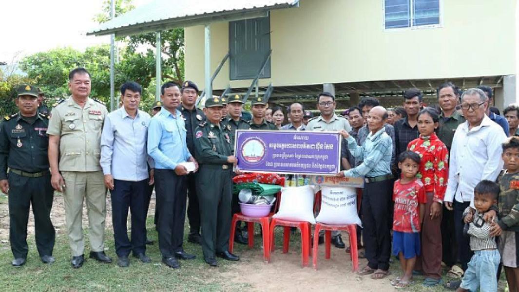 អតីតយុទ្ធជនពិការដោយសារសង្គ្រាមនៅខេត្តកំពង់ធំមួយគ្រួសារ ទទួលបានអំណោយផ្ទះថ្មីពីសម្ដេចតេជោ និងសម្ដេចកិតិ្តព្រឹទ្ធបណ្ឌិត - Image 5